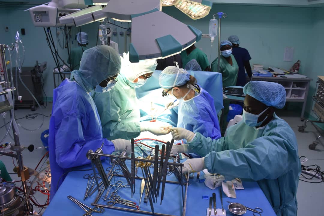 L’INSTITUT DE CARDIOLOGIE D’ABIDJAN ACCUEILLE DES EXPERTS CANADIENS POUR LA CHIRURGIE  PEDIATRIQUE